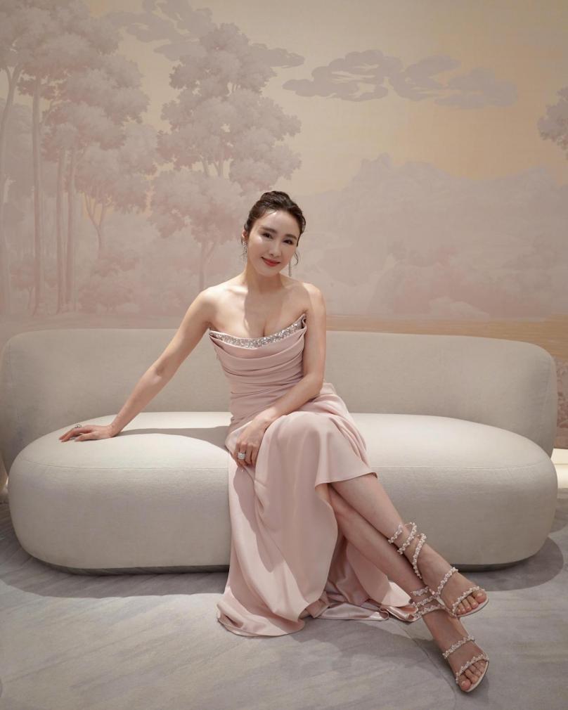 乐鱼体育网站-黎姿太丰满了，真空穿紧身裙都兜不住好身材，我感慨富商真会选人